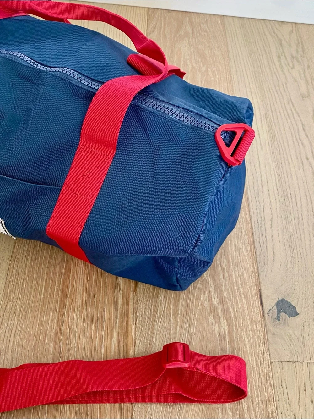 Herschel Sutton Mid-Volume Duffle Bag – Navy/Red – 28L
